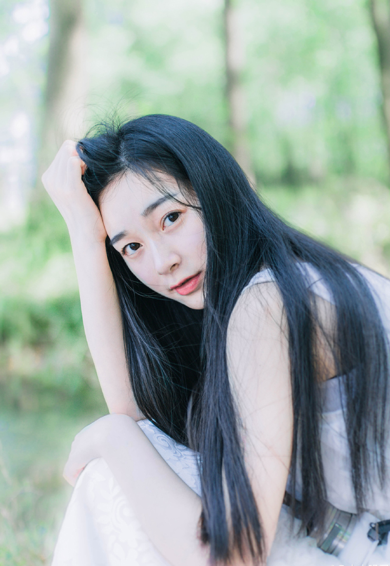 如果有来生，要做一棵树，站成永恒，没有悲欢的姿势。一半在土里安详，一半在风里飞扬，一半洒落阴凉，一半沐浴阳光，非常沉默非常骄傲，从不依靠从不寻找。——三毛《说给自己听》